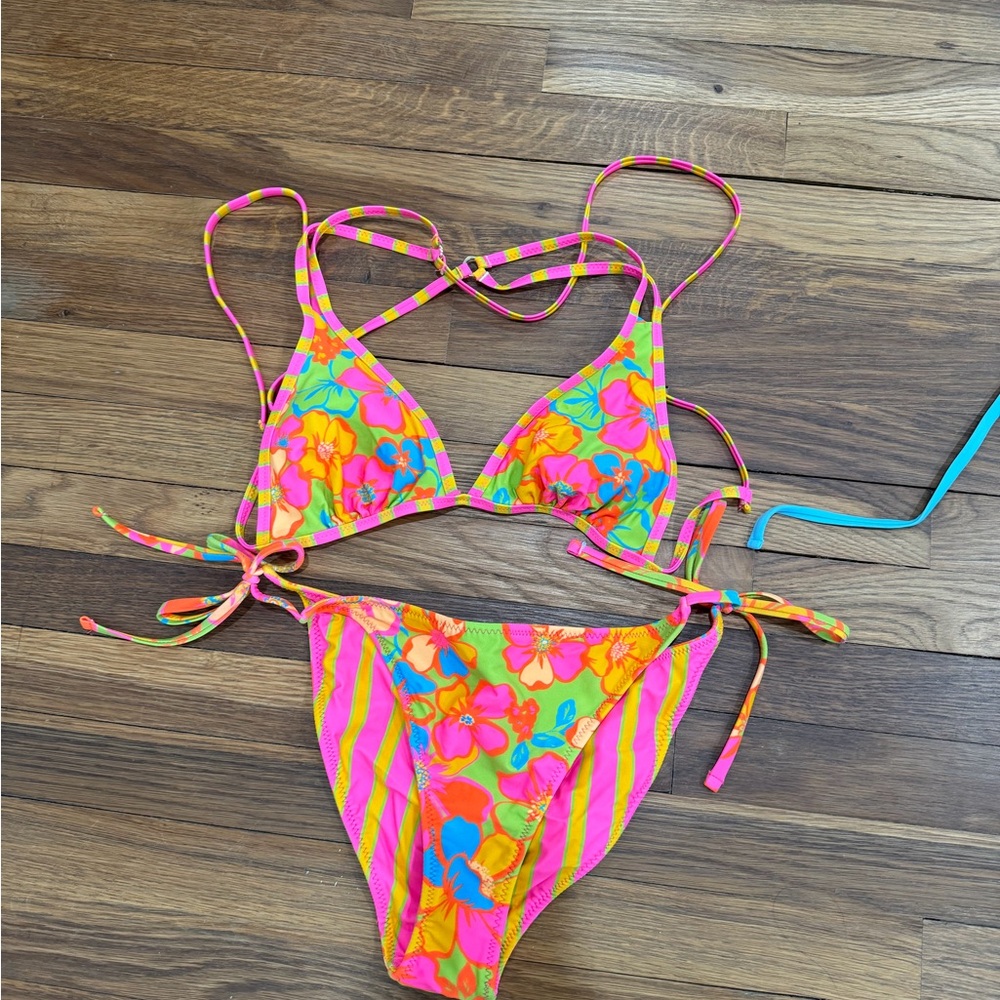 Neon bikini - Picture 2 of 3
